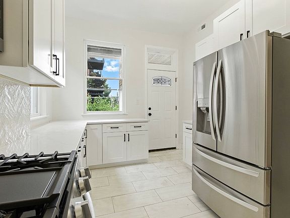 3rd image of 909 W Addison St #2