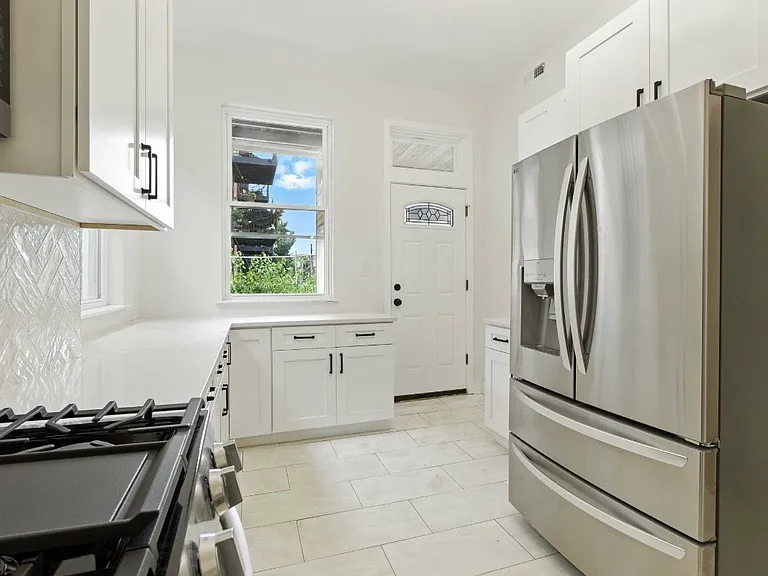 909 W Addison St #2 — Photo 3