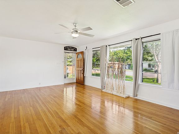3rd image of 219 Pinewood Ln