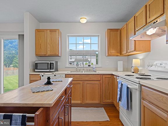 3rd image of 109 Walnut St