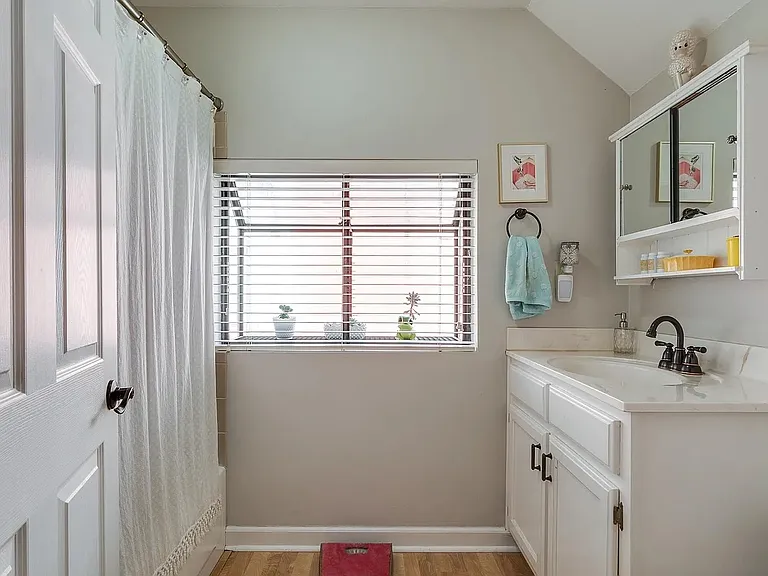 2066 Carr Ave — Photo 16