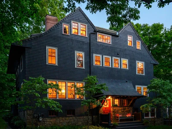 70 Curve St, Wellesley, MA 02482