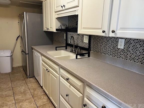 5th image of 700 E 9th St APT 8A