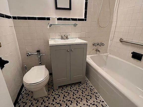 3rd image of 2265 Gerritsen Ave