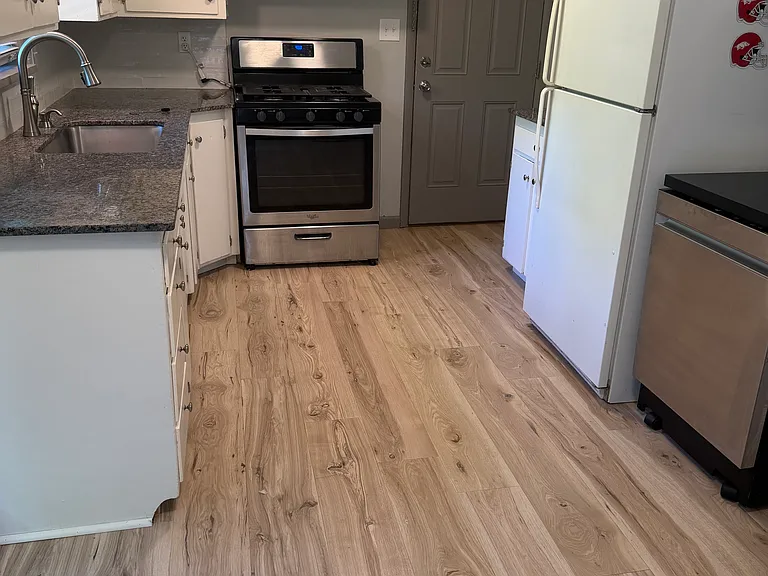 1560 N Oakland Ave — Photo 2