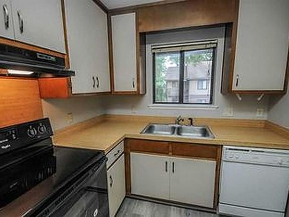 3rd image of 216 Dixie Dr #2