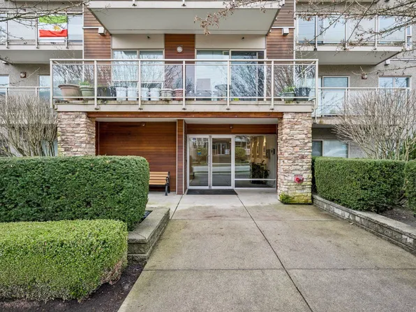 1033 Saint Georges Ave #303, North Vancouver, BC V7L 3H5