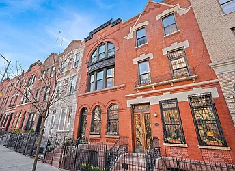 137 Manhattan Avenue in Manhattan Valley