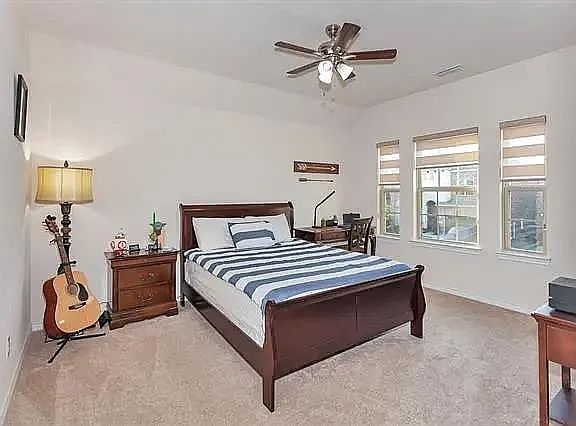 5th image of 913 Yarrow St