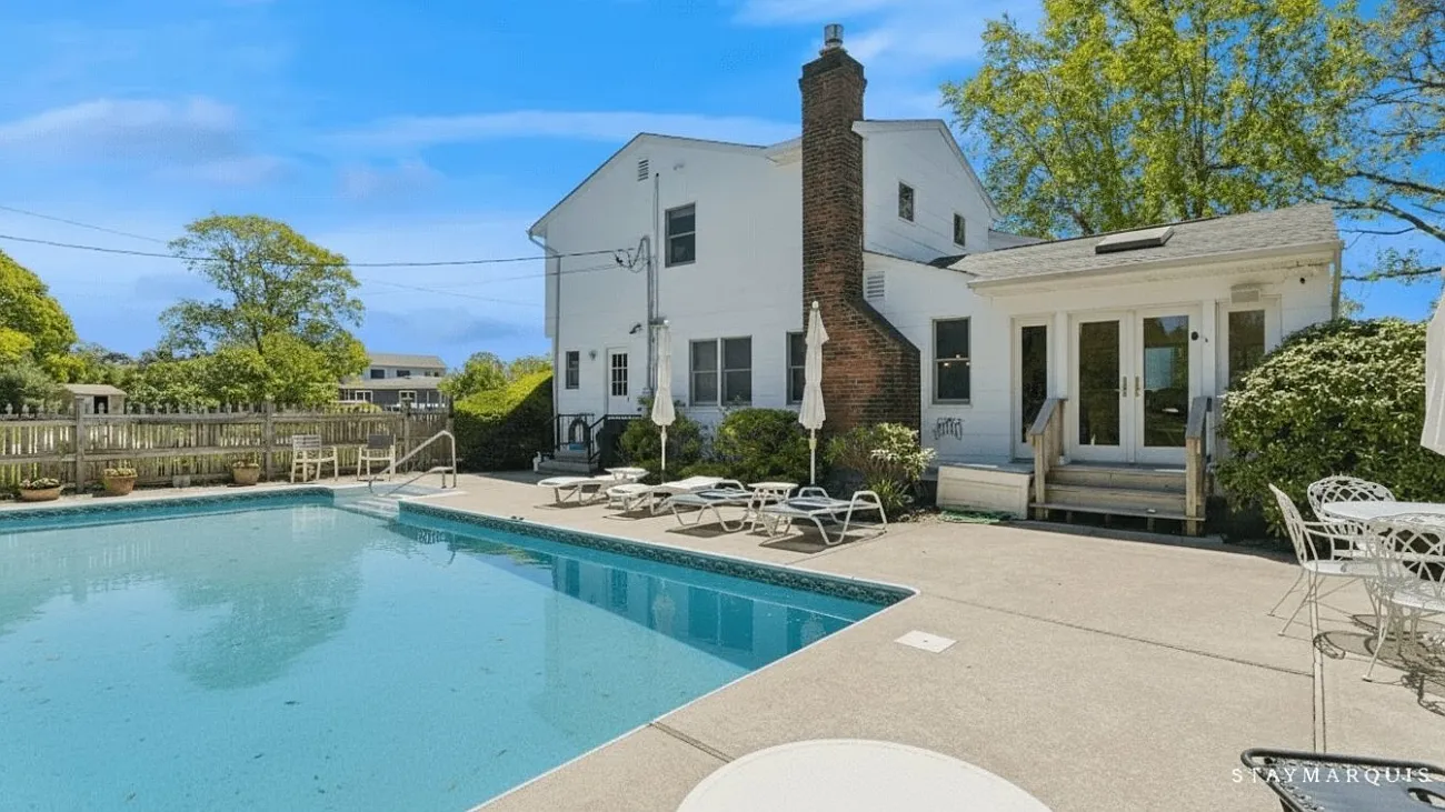Charming and open Hampton Bays Beach Bungalow — Photo 1
