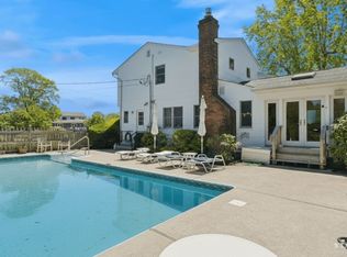 28 Middle Rd, Hampton Bays, NY 11946