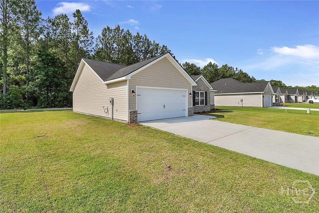 3 bed, 2.0 bath, 1565 sqft, $1,900 — Photo 2
