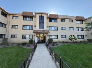 9631 Brandy Ct APT 7, Des Plaines, IL 60016
