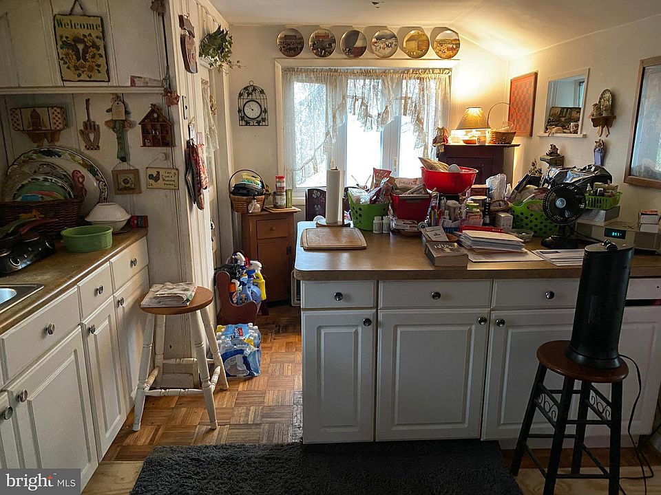 2nd image of 554 Burgess St