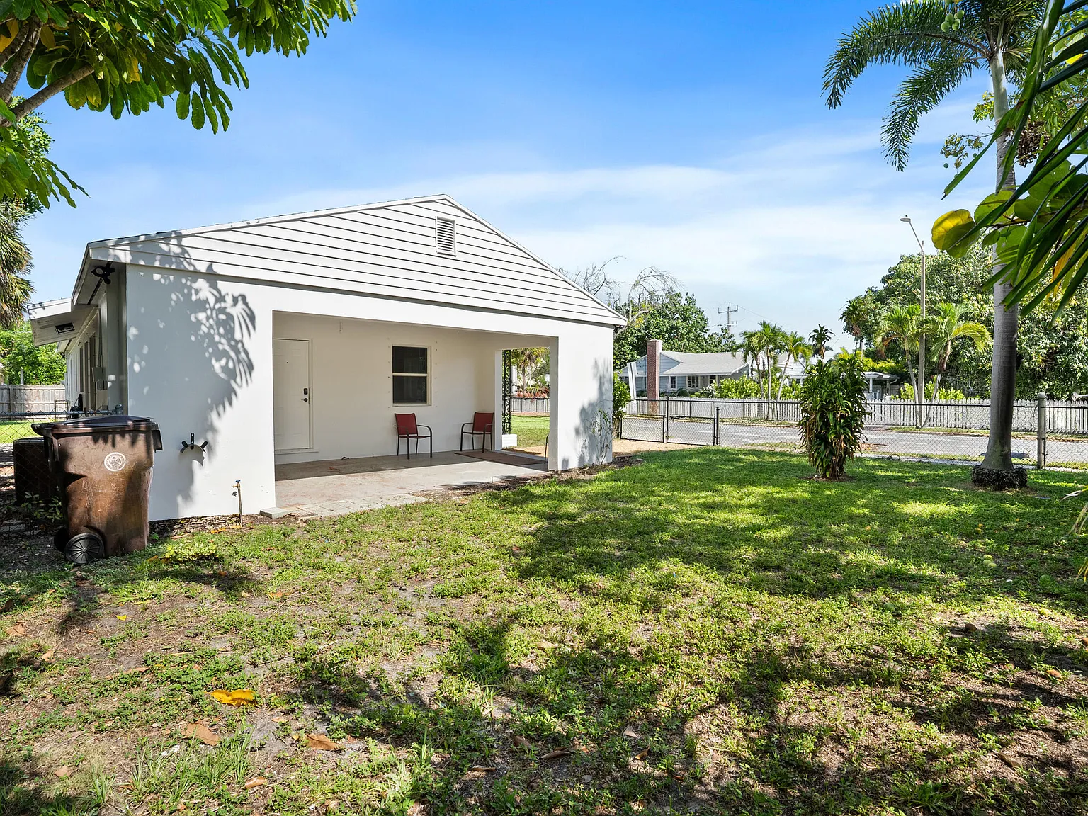 3 bed, 2.0 bath, 1400 sqft, $4,950 — Photo 3