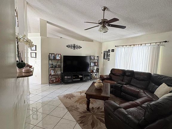 4th image of 537 NW Biscayne Drive