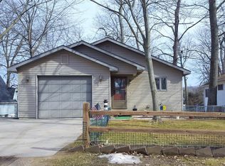 16381 Oakhill St, Fenton, MI 48430