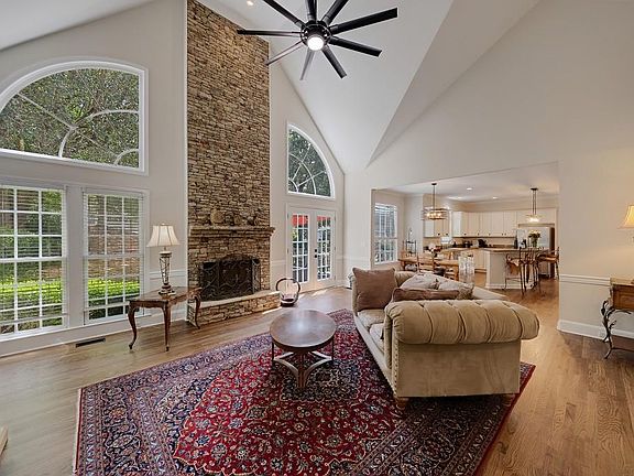 5th image of 4426 Waterbury Ln