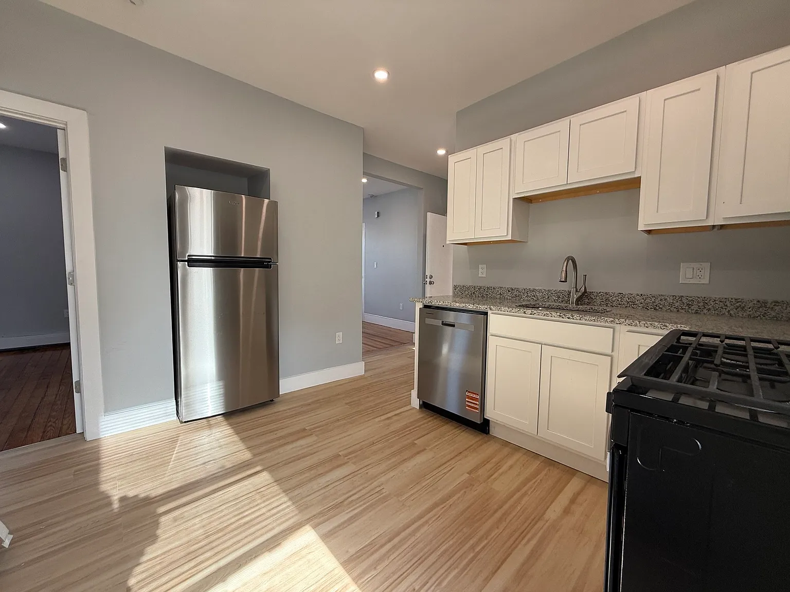 2 bed, 700 sqft, $2,400 — Photo 2