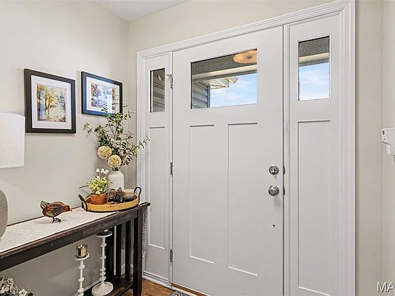 2nd image of 906 Palisades Cir