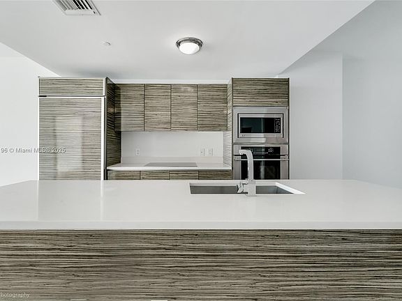 5th image of 460 NE 28th St APT 3803
