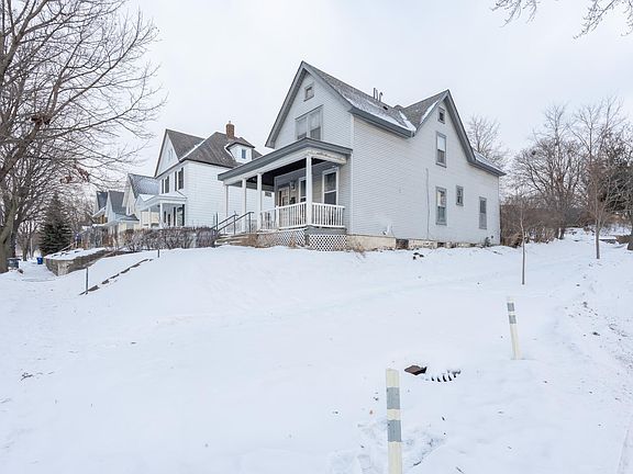 3rd image of 655 Robert St S