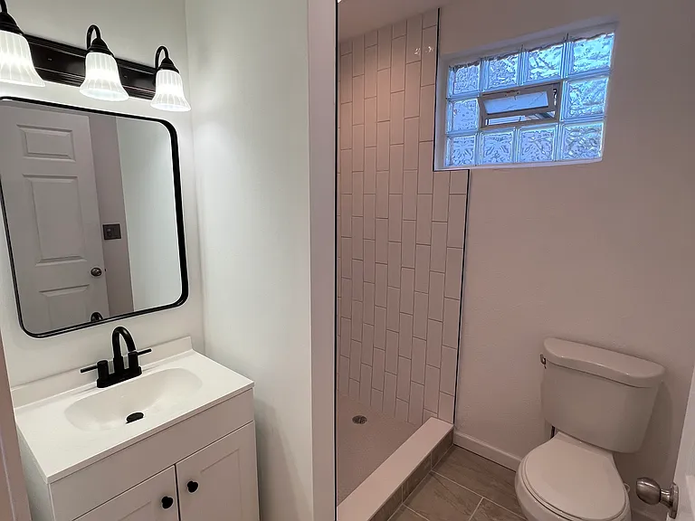 308 W Queen Ln #1 — Photo 5