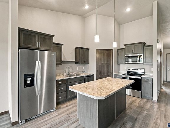 4th image of 308 Countryside Ave E