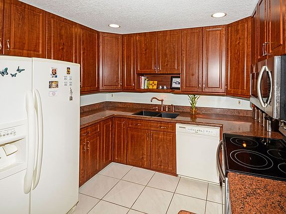 5th image of 6479 Bay Club Dr APT 4