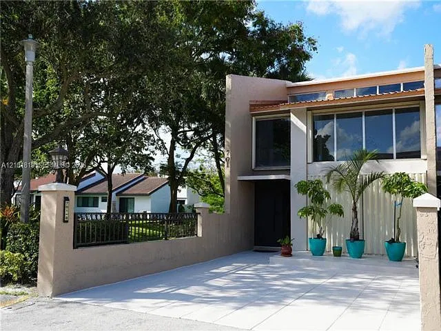 3 bed, 2.5 bath, 2120 sqft, $3,150 — Photo 1