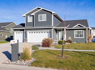 1157 Lindsey Ln, Grand Forks, ND 58201