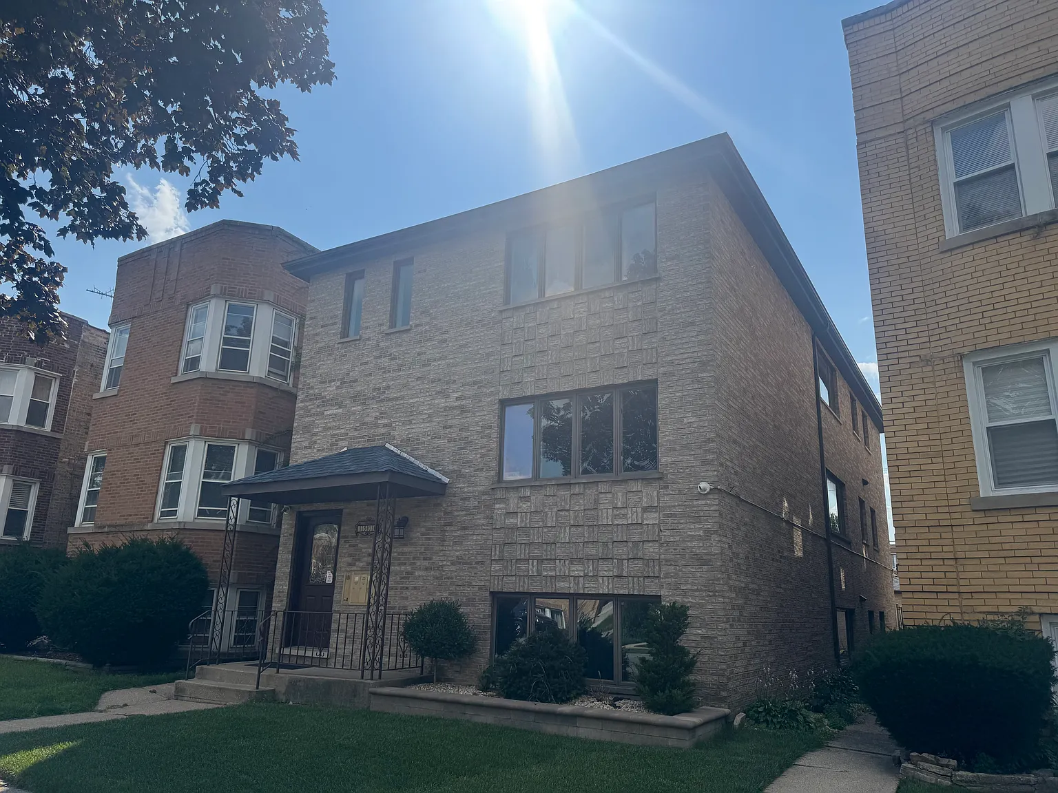 3 bed, 1.5 bath, 1200 sqft, $2,100 — Photo 1