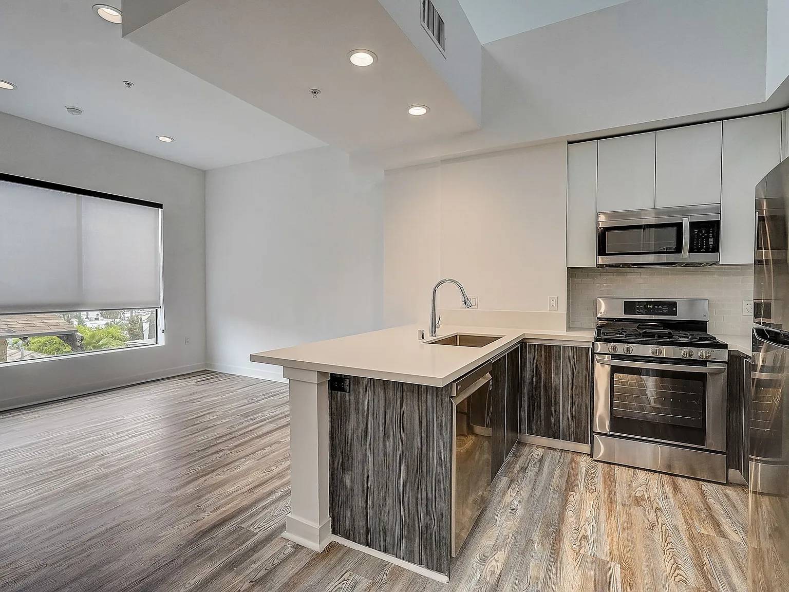 1 bed, 1.5 bath, 850 sqft, $2,200 — Photo 3