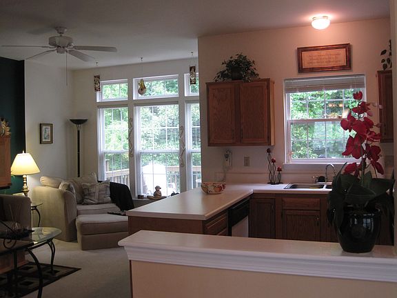 3rd image of 2943 Queensland Dr
