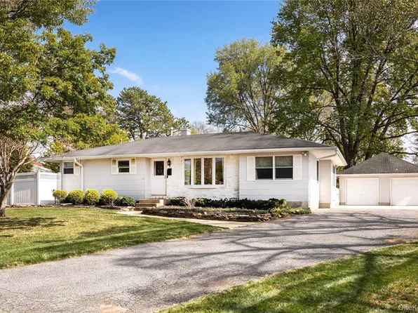 8 Wichard Drive, Oakdale, NY 11769