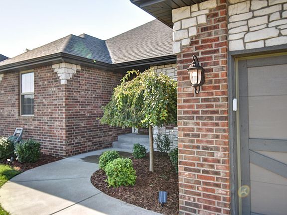 3rd image of 1906 E Greenwich Dr
