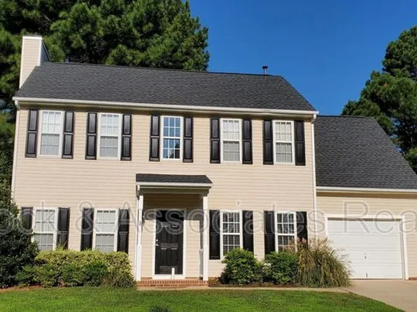 104 Wellspring Dr, Holly Springs, NC 27540