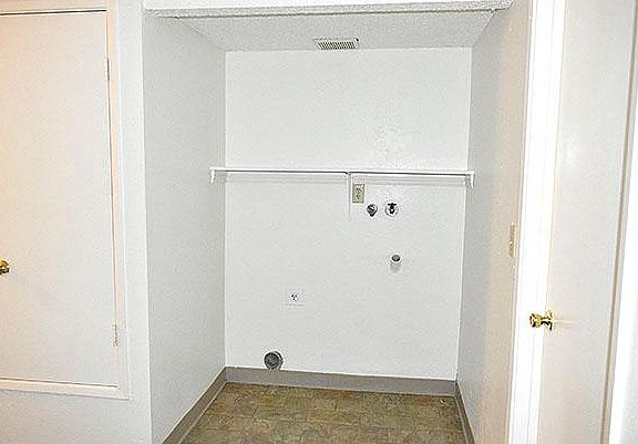 4th image of 133 Power Dr APT B