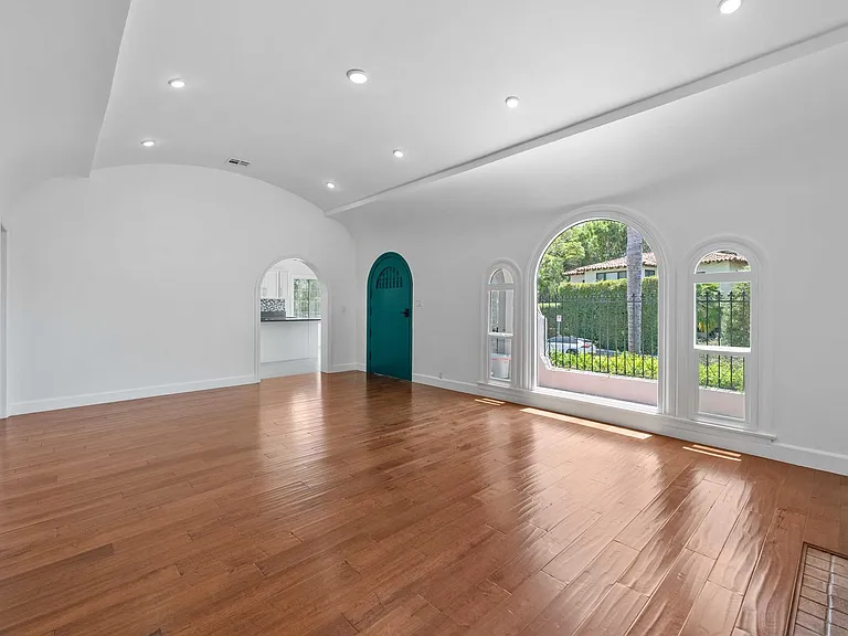 4733 Ambrose Ave — Photo 4