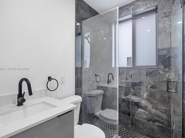 629 SW 10th Ave #6 — Photo 15
