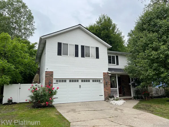 3551 Old Farm Ln, Fort Gratiot, MI 48059
