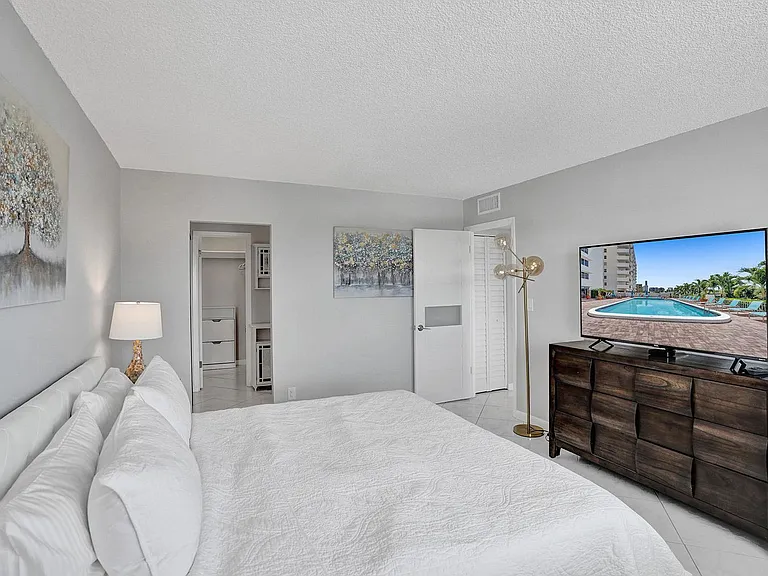 401 Golden Isles Dr #705 — Photo 37