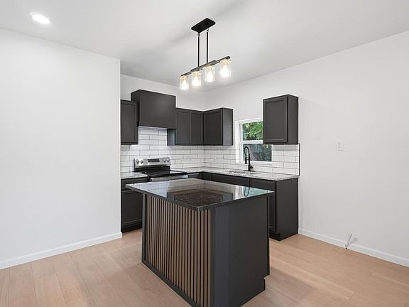 4th image of 934 Palm St