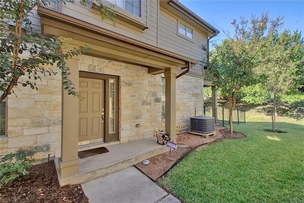 2 bed, 2.5 bath, 1473 sqft, $1,900 — Photo 2