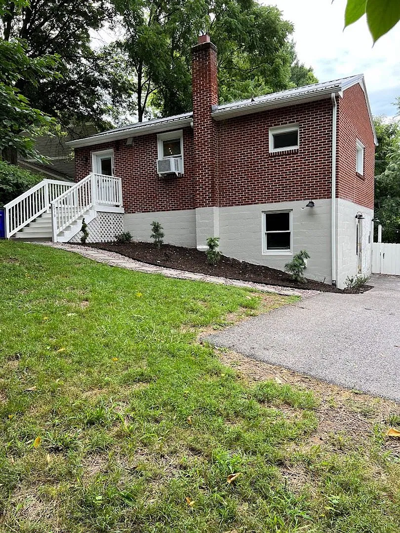 2 Bedroom, 1 Bath House — Photo 2