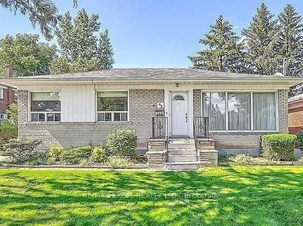 43 Boothbay Cres, Newmarket, ON L3Y 1Y6