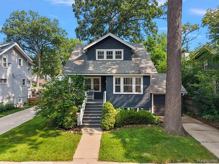 529 Hawthorn Ave — Photo 2