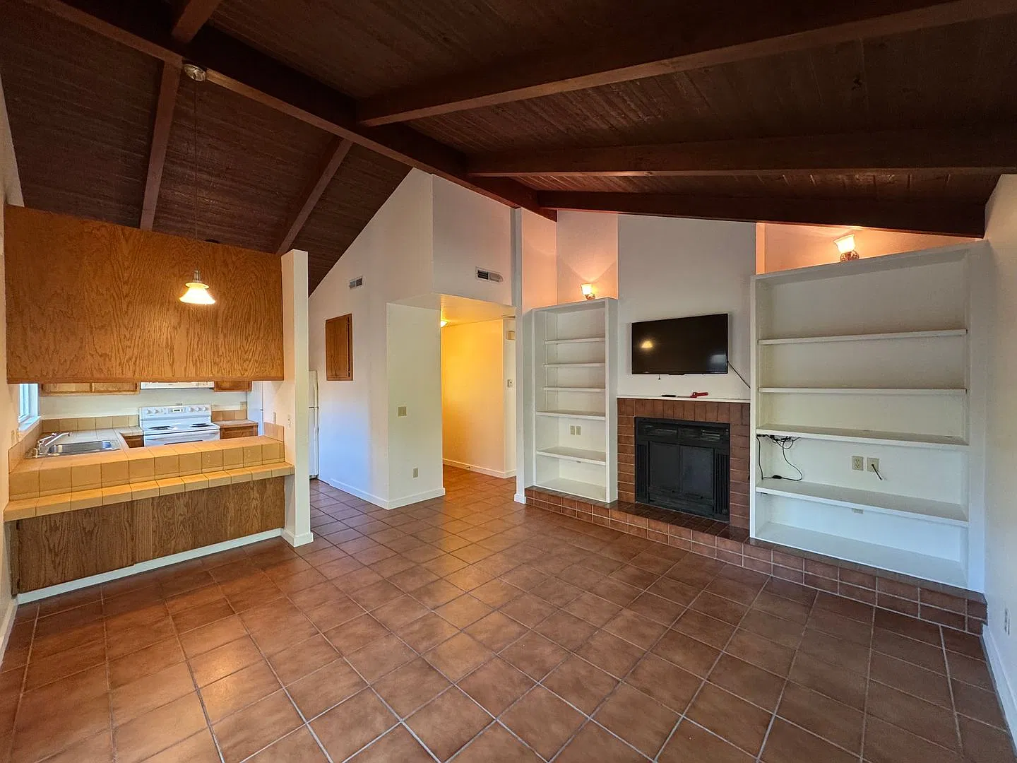 Coastal Charm and Modern Comfort at 574 El Callejone — Photo 4