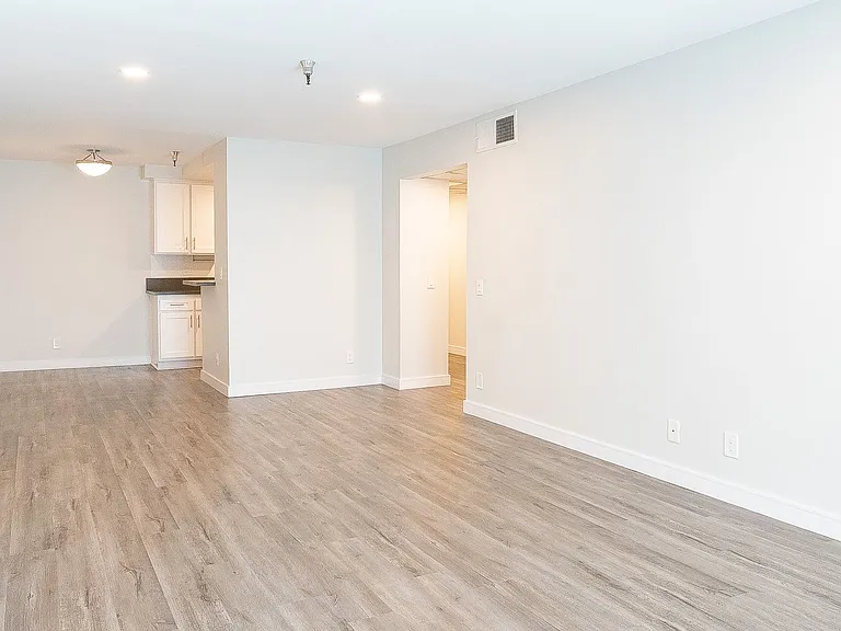 110 S Sweetzer Ave — Photo 37
