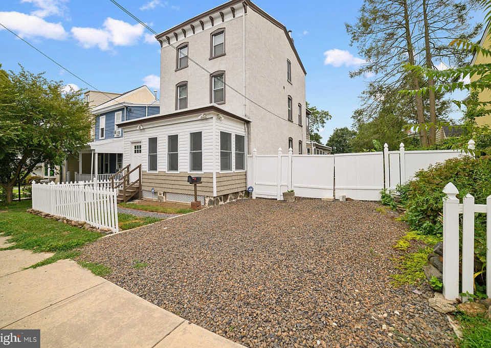 1st image of 555 Jamestown Ave